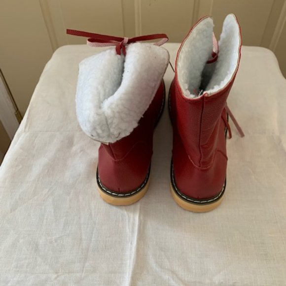 Flat outdoor walking boot. - Picture 2 of 2